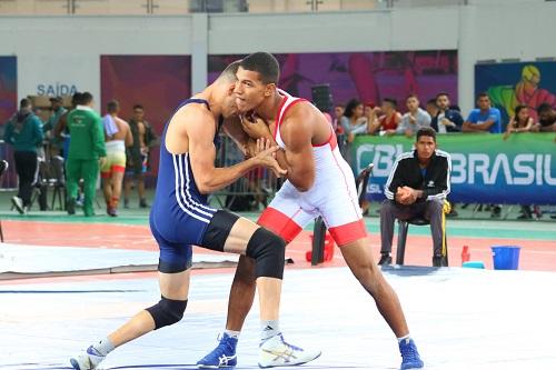 Joílson Júnior de malha branca com detalhes vermelhos / Foto: RuivaFight/CBW