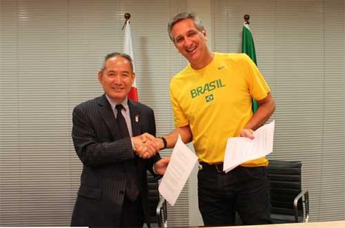 O diretor executivo de esportes do COB, Marcus Vinicius Freire e o vice-presidente do Conselho de Esporte do Japão, Yoshinari Takatani / Foto: Daniel Varsano/COB