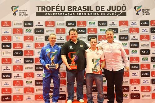 Com 16 medalhas, sendo nove pódios no masculino e sete no feminino, equipe pinheirense foi campeã absoluta na competição / Foto: Divulgação CBJ