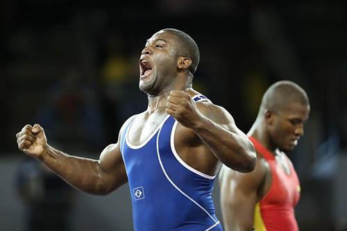 Davi Albino comemora a medalha de bronze conquistada no Pan de Toronto 2015 / Foto: Saulo Cruz/Exemplus/COB