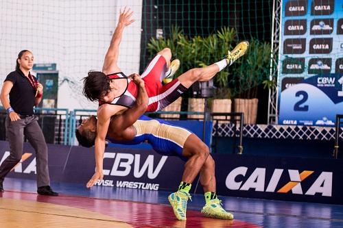 Ângelo Moreira, de azul, aplica suplex / Foto: Ruiva Fight