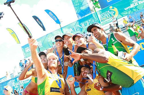 Brasileiros tiram foto no pódio/ Foto: FIVB