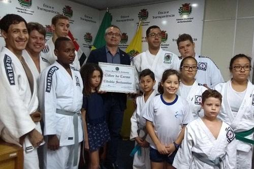 Relação do judoca e sensei com a cidade é de anos e inclui a realização de projetos sociais por meio do judô / Foto: Divulgação