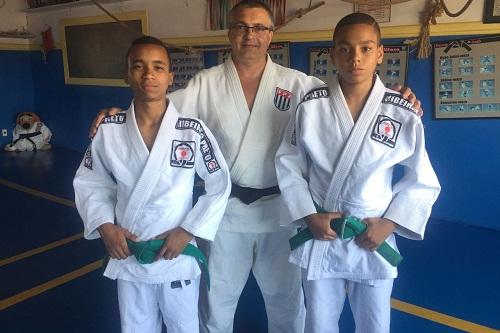 Jovens José Cleiton Alves e João Pedro Neri, de 12 e 13 anos, respectivamente, sobem ao tatame neste sábado (21) / Foto: Divulgação