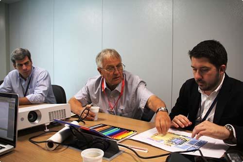 Vice-presidente da ITTF, Neil Harwood, discute detalhes da instalação de tênis de mesa com a equipe do Rio 2016™ / Foto: Divulgação Rio 2016™