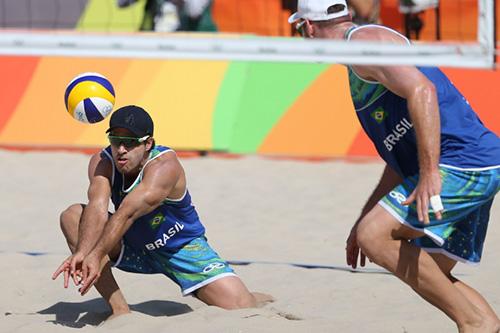 Dupla brasileira sofreu com o vento, mas derrotou canadenses em sets diretos / Foto: Saulo Cruz/Exemplus/COB