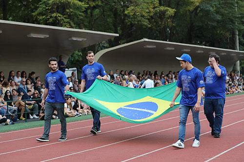 Medalhistas olímpicos conduzem bandeira / Foto: Ricardo Bufolin / ECP 