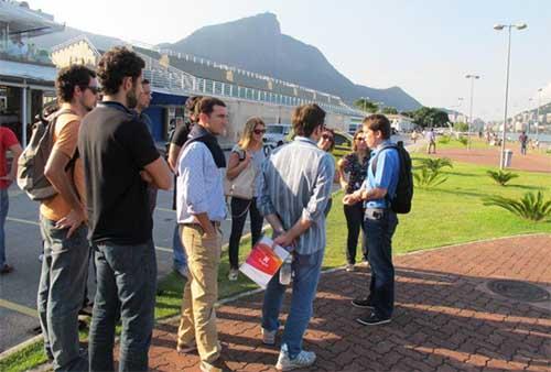 Bernardo Villano, com mochila nas costas, conversa com integrantes do Comitê Rio 2016™ na Lagoa Rodrigo de Freitas / Foto:  Divulgação