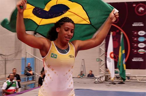 Thais Oliveira festeja ouro no wrestling  / Foto: John Broughton/UWW