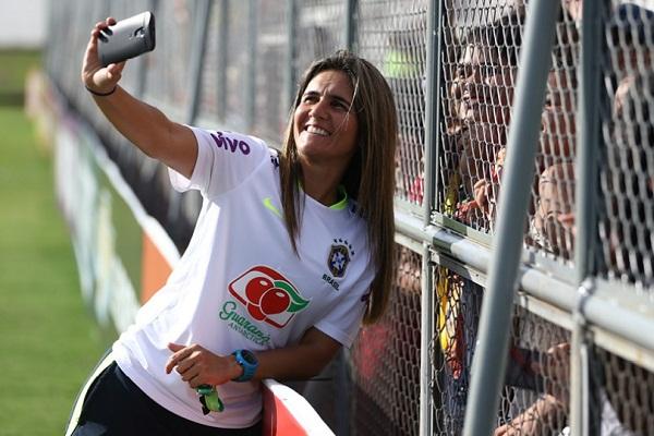 Demitida pela CBF, Emily Lima, ex-treinadora da seleção feminina de futebol, fala à Tpm: ”A categoria voltou à estaca zero”. Em protesto, três jogadoras já anunciaram que não jogam mais pela equipe / Foto: Lucas Figueiredo/CBF/DivulgaçãO