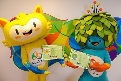 Os mascotes dos Jogos Olímpicos e Paralímpicos Rio 2016 se chamam, respectivamente, Vinícius e Tom / Foto: Rio 2016 / Divulgação