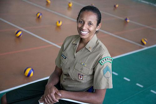 Campeã olímpica em 2008 com a seleção de vôlei, Valeska estará no bate-papo/ Foto: Ministério da Defesa/Divulgação