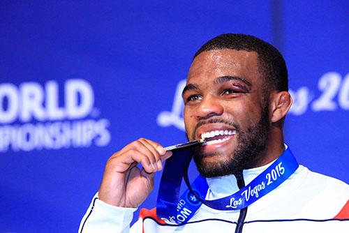 Mesmo com um corte no olhor, Jordan Burroughs comemora terceiro título mundial/ Foto: Martin Habor/ United World Wrestling