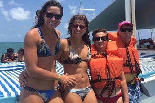 Lili posa com sua esposa, Larissa, e os sogros em viagem / Foto: Arquivo Pessoal