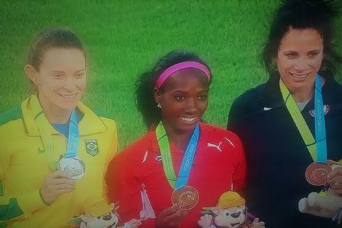 Pódio com Fabiana Murer com a medalha de prata no salto com vara / Foto: Reprodução / SporTV