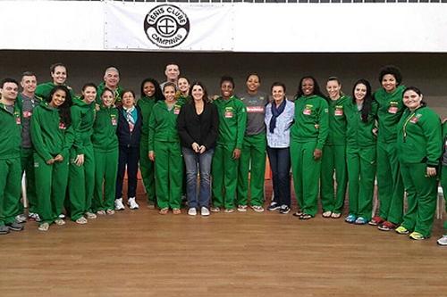 As ex-jogadoras da Seleção Brasileira Magic Paula, Heleninha e Maria Helena Cardoso visitaram a equipe que disputará o Pan de Toronto e conversaram com as atletas / Foto: CBB / Divulgação