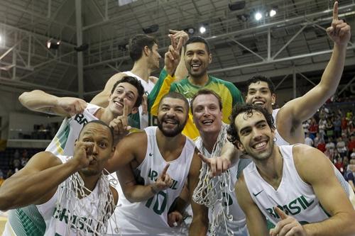 Seleção Brasileira venceu o Canadá na casa do adversário e chegou à sexta medalha de ouro do basquete masculino em Pans /  Foto: Washington Alves / Exemplus / COB