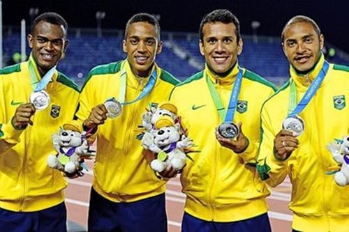 Equipe de revezamento foi beneficiada pela desclassificação do Canadé e levou a prata no 4x100m / Foto: Wagner Carmo / CBAt