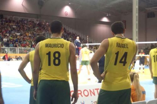 Maurício e Rafael assistem ao final do jogo / Foto: COB / Divulgação