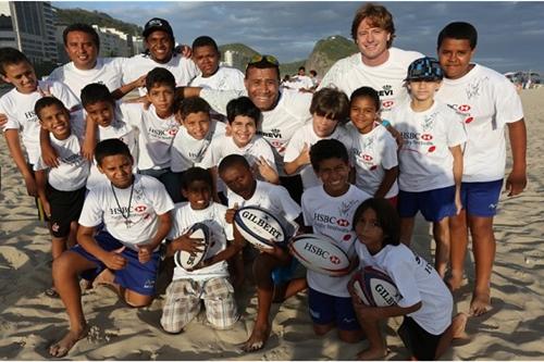 Jovens posam para foto com Waisale Serevi, o "Pelé" do esporte/ Foto: Marcelo Regua