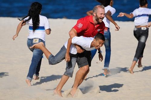 Ollie Phillips lidera o treino de rugby com crianças na Praia do Flamengo / Foto: Rio 2016 / Alex Ferro