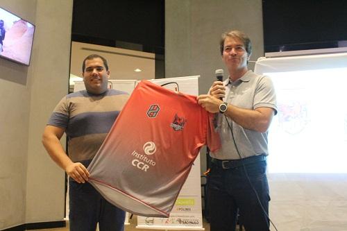 Leandro Gevaerd (esq) e Eduardo Pacheco (dir) mostram nova camisa e mascote / Foto: Divulgação