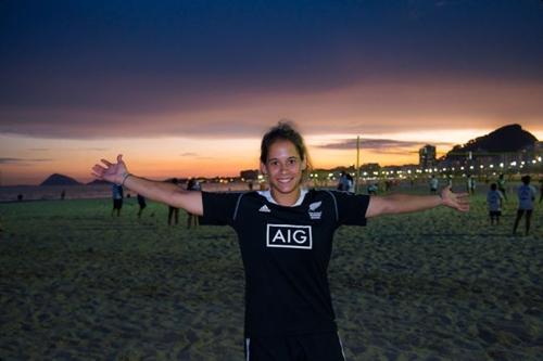 Kayla McAlister se diverte durante a visita à Praia de Copacabana / Foto: Rio 2016 / Alex Ferro