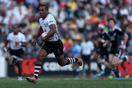 O capitão fijiano Osea Kolinisau em caminho livre para mais um try, espécie de "gol" do rugby / Foto: Chris McGratch / Getty Images