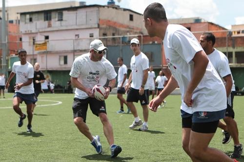 Crianças treinaram com Waisale Serevi, o "Pelé" do esporte em clínica também realizada no Rio / Foto: IRB / Divulgação