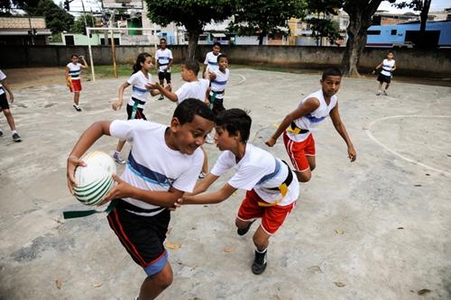 Alunos da sexta série da escola Guimarães Rosa, no Rio, jogam rugby / Foto: Rio 2016 / Alex Ferro