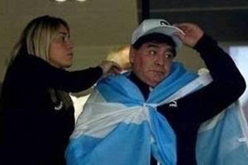 Maradona faz cara feia na derrota argentina na semifinal da Copa do Mundo de Rugby / Foto: Getty Images