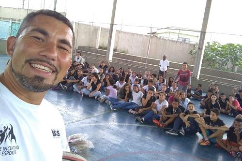 Professor Eduardo Paulino com os alunos do E.E Zenaide Lopes de Oliveira Godoy / Foto: Divulgação