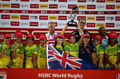 Australianas comemoram o título da primeira etapa da temporada 2015-2016 / Foto: Worldrugby.org