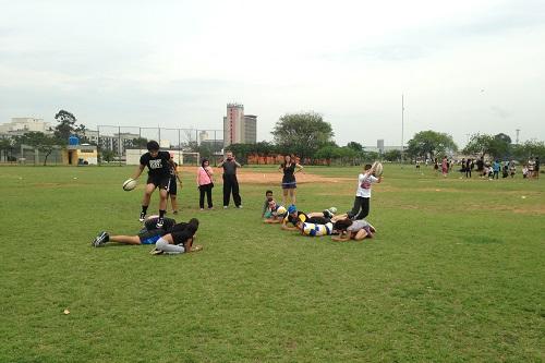 Em parceria com Norfil, ONG ficará um mês na cidade para ensinar técnicas e valores do rugby na praia de Tambaú / Foto: Divulgação