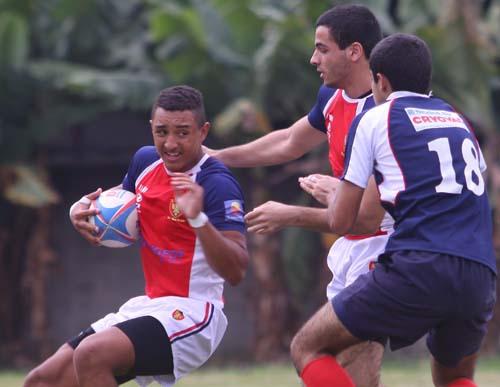 Pedro Henrique, um dos talentos da nova geração do rugby brasileiro, protege a bola durante partida / Foto: Luciano Coca