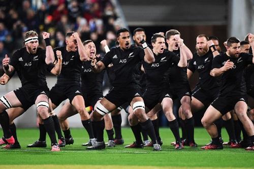 Equipe rugby do All Blacks em ritual do haka, tradição neozelandeza / Foto: Kieran Read