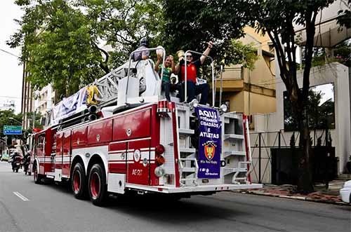 Atletas do São José Rugby desfilaram em carro do Corpo de Bombeiros / Foto: São José Rugby/Rodolfo Bazetto