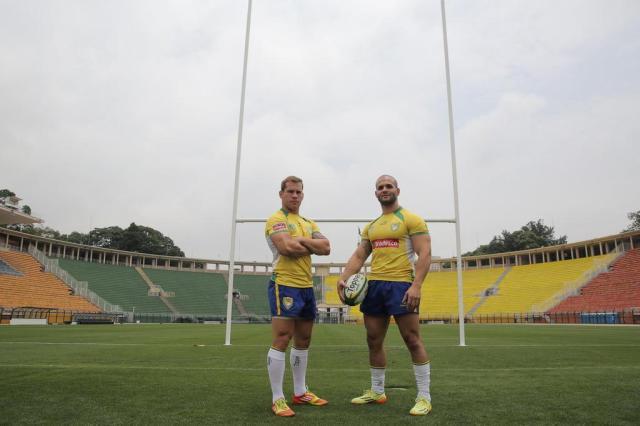 Jogadores da seleção brasileira, Alemão e Careca posam diante da trave em formato H instalada no gramado do Pacaembu / Foto: João Neto / Fotojump