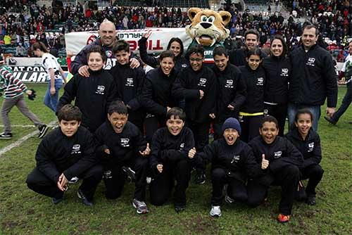 Grupo dentro do campo na semifinal da liga inglesa / Foto: British Council/Divulgação