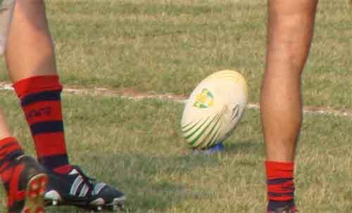 Praticado com as mãos e com uma bola oval, o Beach Rugby é jogado na areia / Foto: Esporte Alternativo 