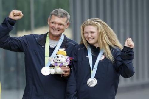 Mark Modderman e Grace Modderman, pai e filha, ganharam prata na Hobie 16 / Foto: Gregory Bull / AP