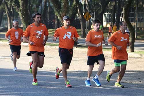 Treinadores na corrida / Foto: Luiz Doro/adorofoto