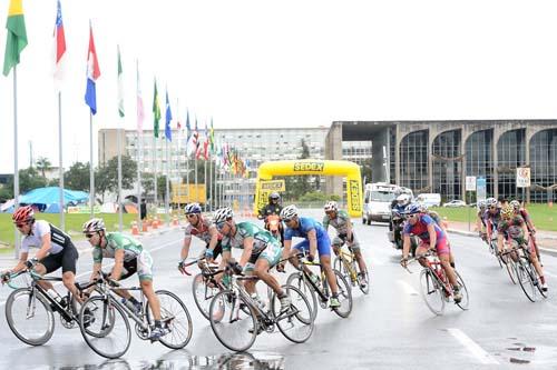 O ortopedista e médico do esporte Maurício Póvoa Barbosa, diz que o ciclismo é indicado para todas as pessoas, de todas as idades e com qualquer nível de condicionamento físico / Foto: Márcio Kato / ZDL