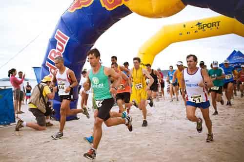 Trocar a corrida no asfalto por um treino à beira mar fortalece tornozelos, articulações e todos os músculos que ficam abaixo do joelho / Foto: Denny Sach