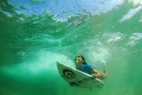 Irmã de Gabriel Medina é destaque na disputa feminina / Foto: Aleko Stergiou