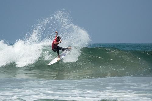 Sem nenhuma potência do surfe na final, mexicano é campeão no individual. Pedro Henrique, correndo por Portugal, fica em terceiro. Competição terminou neste domingo, dia 28, em Biarritz, na França / Foto: ISA / Ben Reed