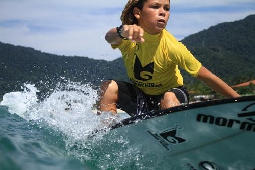 Surfistas podem se inscrever nas categorias sub13 masculina e sub15 feminina / Foto: Aleko Stergiou