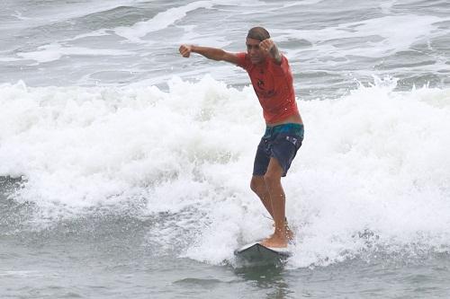 Surfando com prancha emprestada, ele faturou o título entre os campeões municipais e ganhou uma viagem para a Indonésia / Foto: Silvia Winik