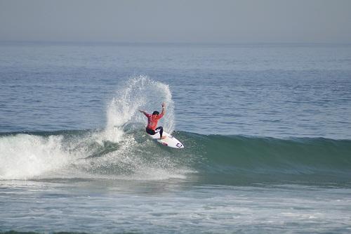 Elivelton Santos e Wesley Dantas garantem vaga no Round 4 da competição, enquanto Raoni Monteiro supera francês Jeremy Flores e avança para o Round 3 / Foto: Divulgação/ISA World Surfing Games