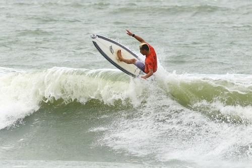 Alax Soares, Ihgor Sant'ana e Junior Siqueira moram na Praia de Santa Cruz do Navegantes e pegam carona ou vão a pé até a Praia do Tombo para os treino / Foto: Silvia Winik